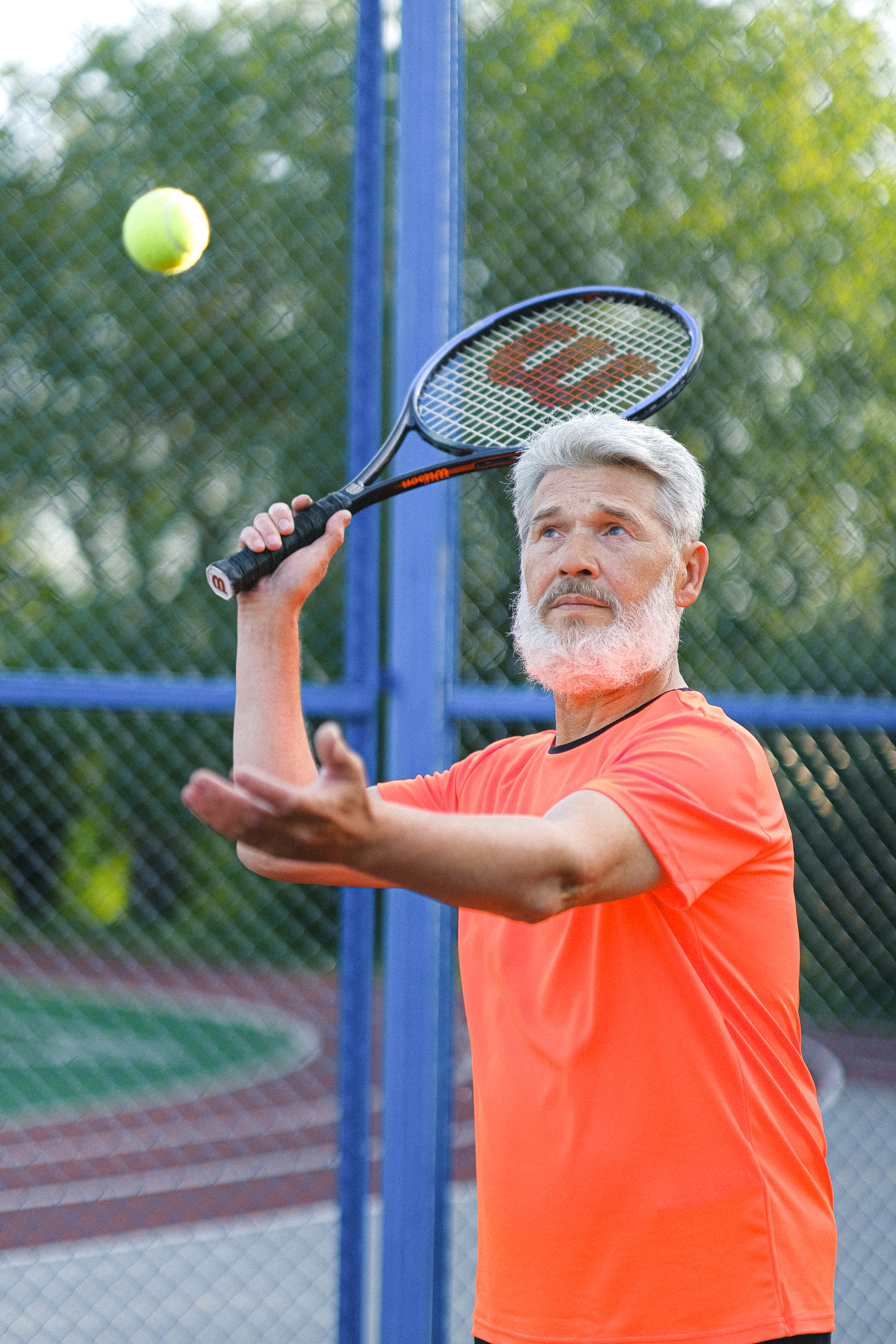 Älterer Spieler Aufschlag Tennis multifokale Intraokularlinsen