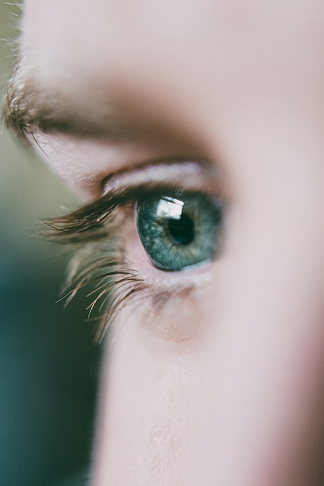 Grünes Auge Nahaufnahme - Symbolbild für die Augenuntersuchung bei Diabetes