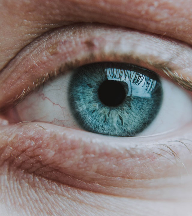 Nahaufnahme blaugrünes Auge - Symbolbild für die Glaukom Vorsorge-Untersuchung