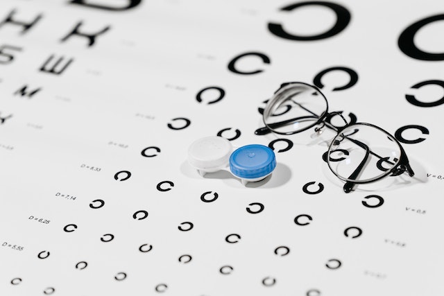 Braunes Auge Nahaufnahme - Symbolbild für Makula Untersuchung